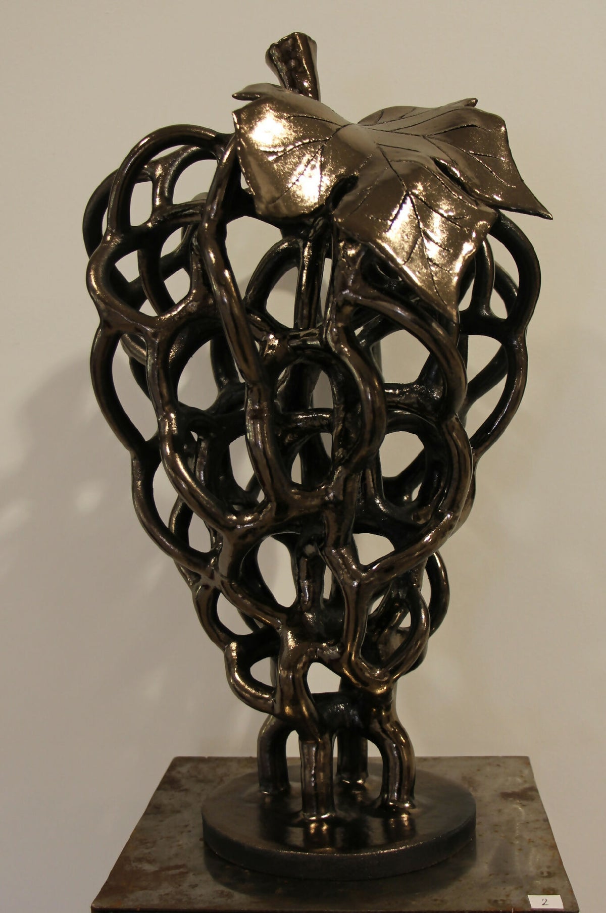 Sculpture décorative en métal argenté mat, nœuds de chaînes, motif floral