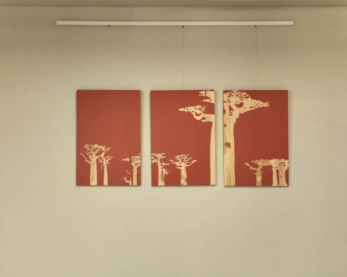 Ensemble de trois tableaux carrés rouge brique avec silhouettes d’arbres baobabs
