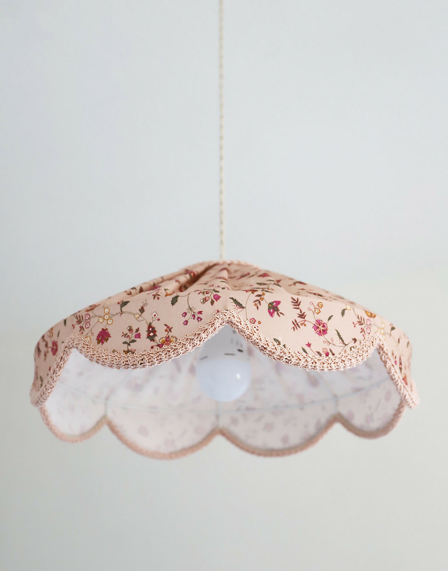 Suspension "Cosette" en Tissu Floral Jaipur Flowers - Abat-jour Festonné Style Vintage Made in France