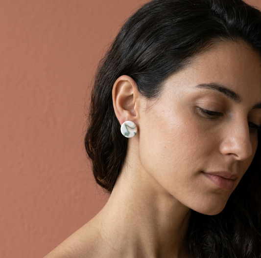 Clous d'oreille en porcelaine blanche et colorée