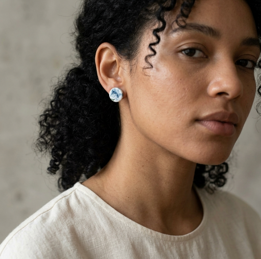 Clous d'oreille en porcelaine blanche et colorée