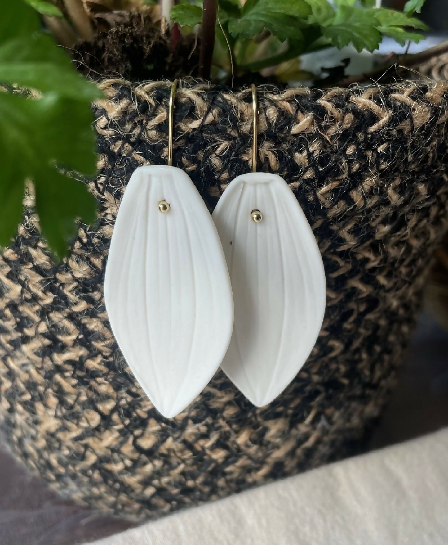 Boucles d’oreilles porcelaine blanche en forme de feuille, fixations dorées