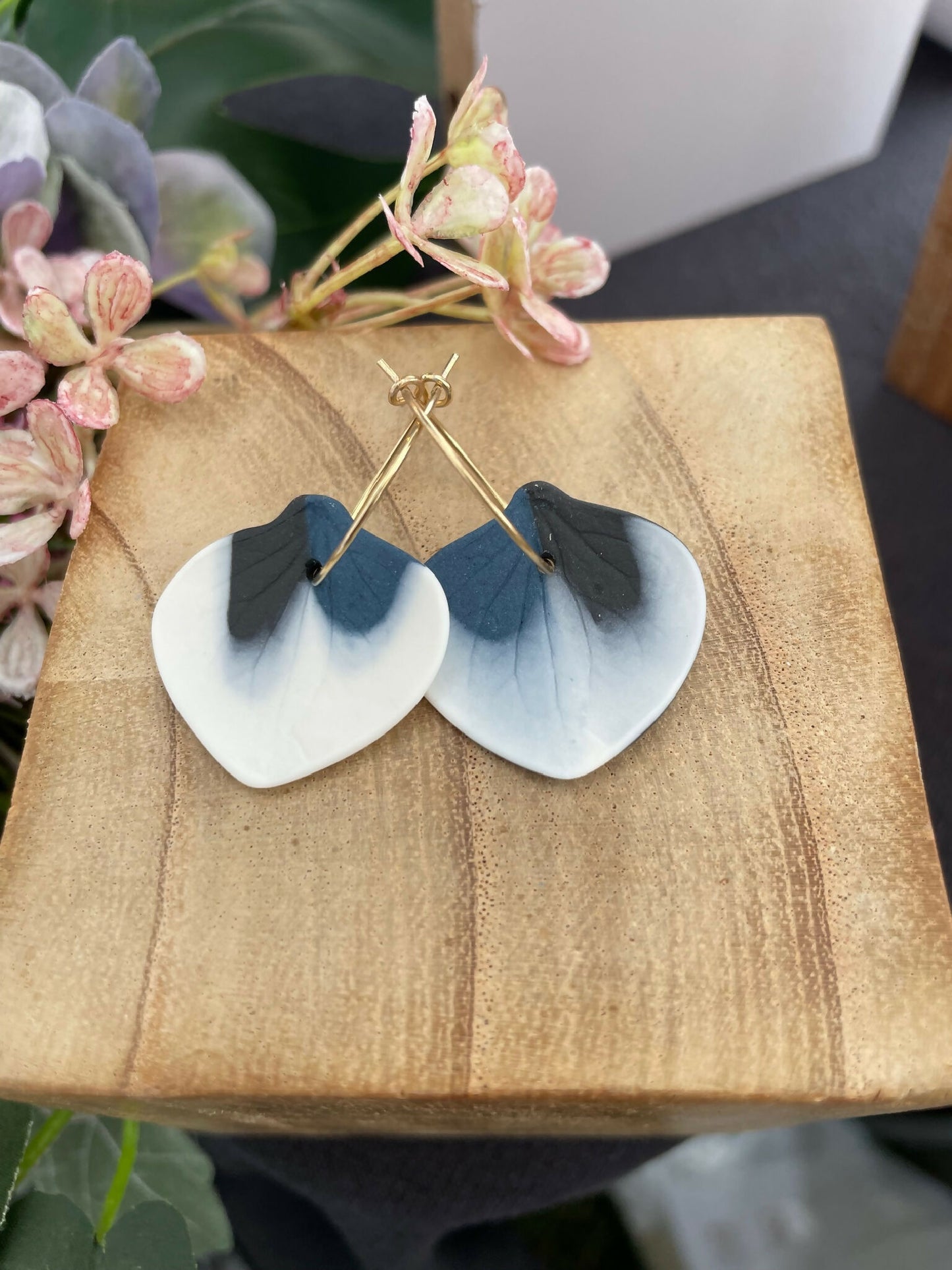Boucles d’oreille créoles en porcelaine, cœurs bleu clair, attache noir et bleu foncé.