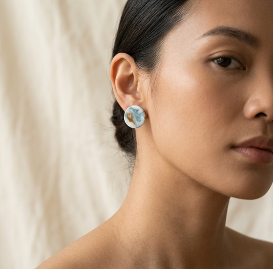 Clous d'oreille en porcelaine blanche et colorée
