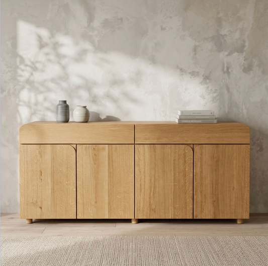 Buffet en bois clair à portes, plateau rectangulaire, quatre panneaux et pieds