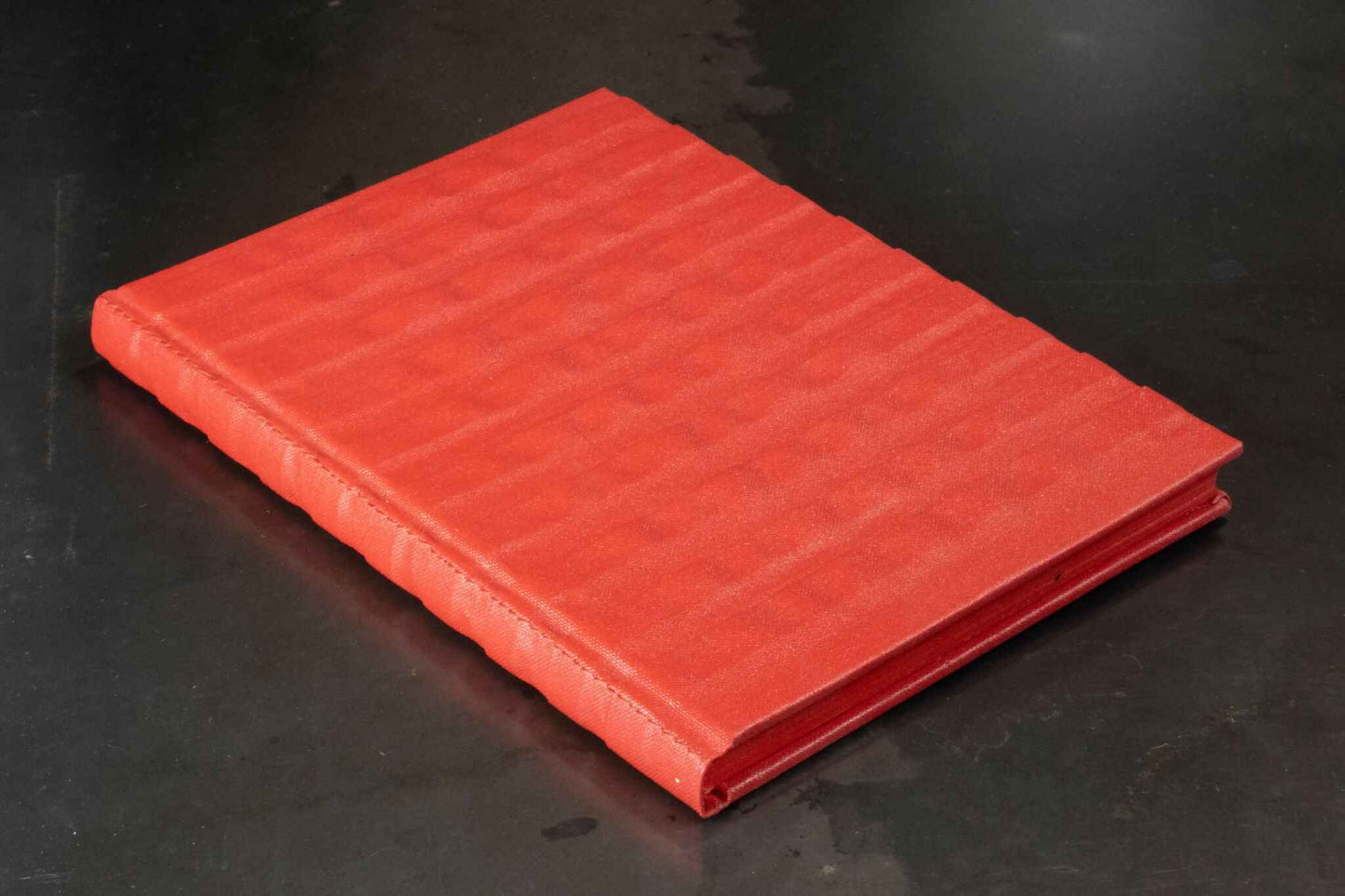 Monochrome rouge reliefs, carnet ou livre d'or