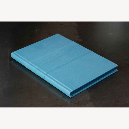 Monochrome bleu, carnet ou livre d'or