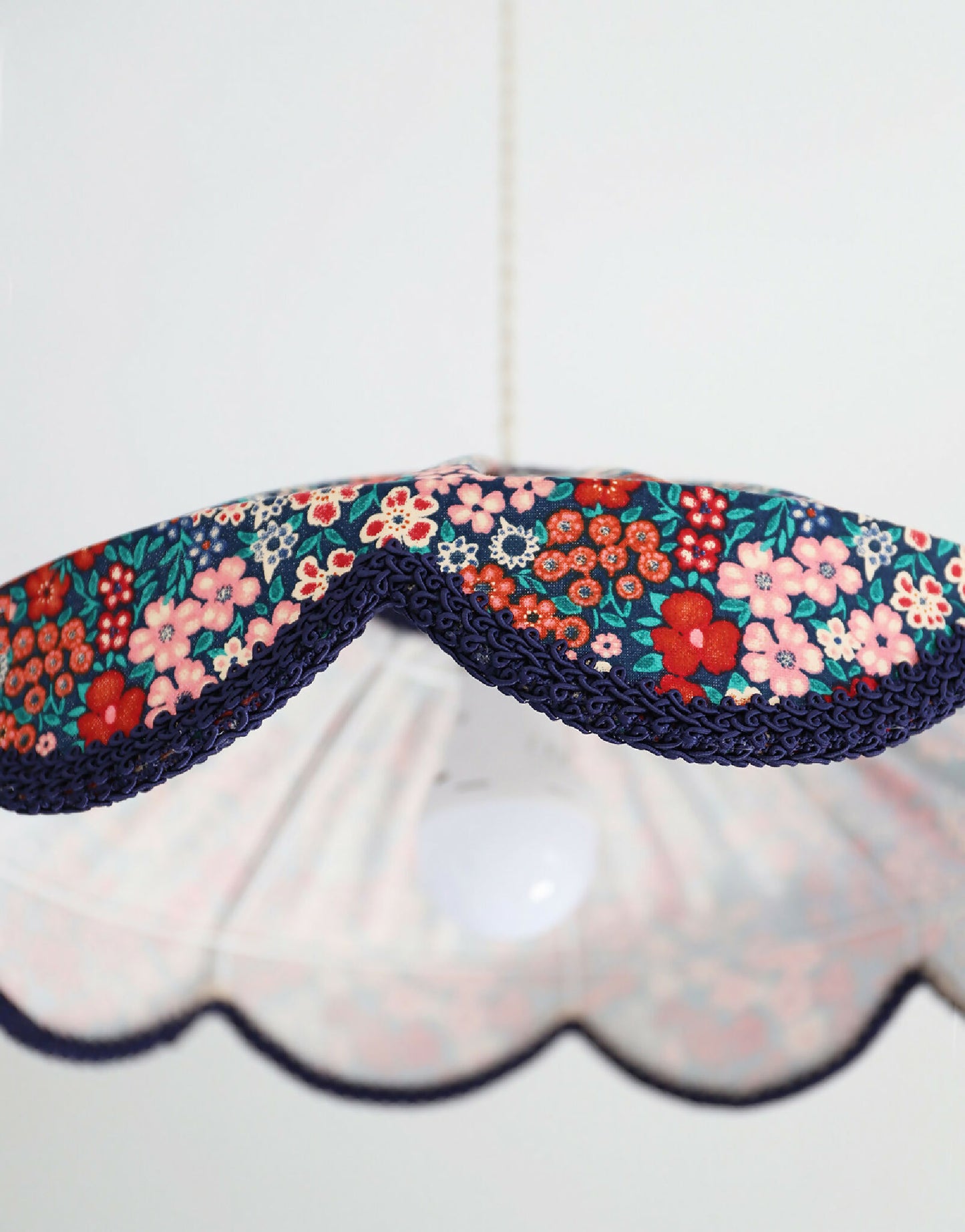 Suspension "Cosette" en Tissu Floral Mille Fleurs - Abat-jour Festonné Style Vintage Made in France