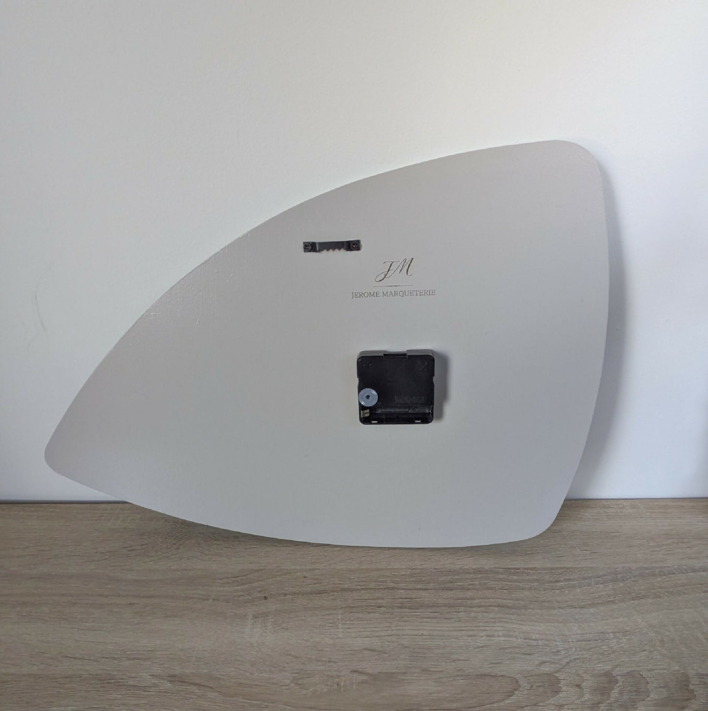 Horloge murale rétro, vue arrière blanche avec mécanisme et système de fixation