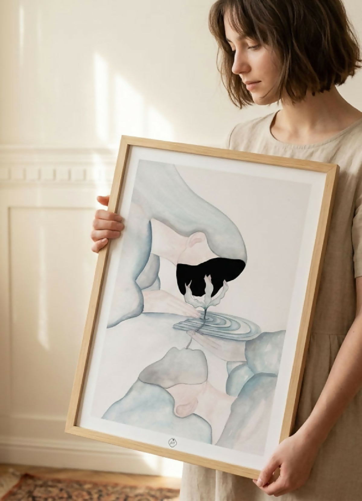 Illustration aquarelle A3 encadrée : chat noir et formes bleues, cadre bois clair.