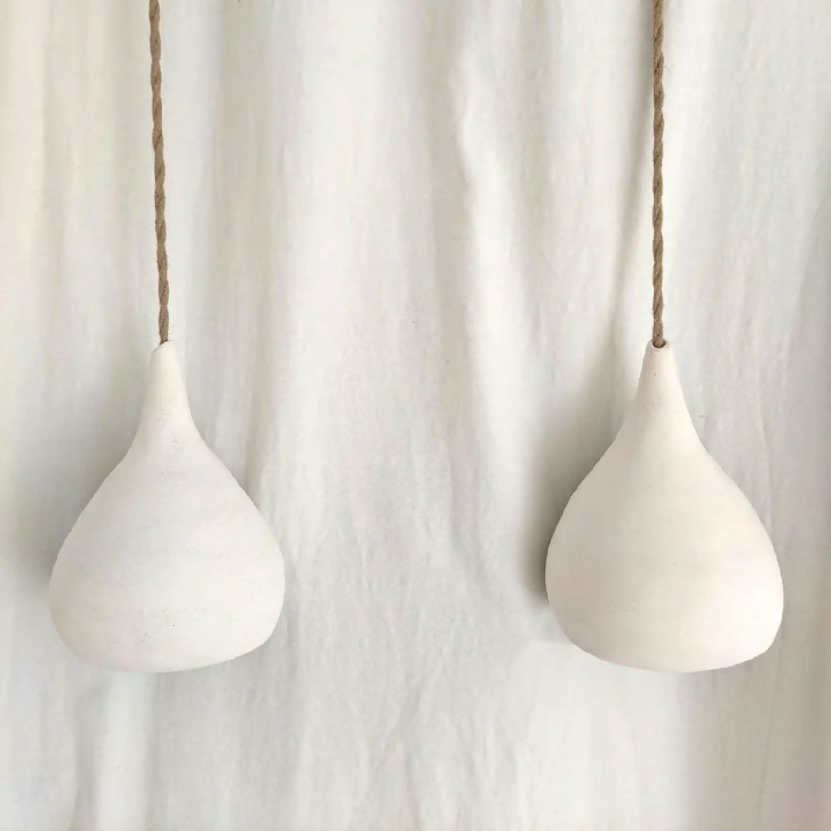 Suspension goutte blanche avec cordon, forme poire, hauteur env. 20 cm