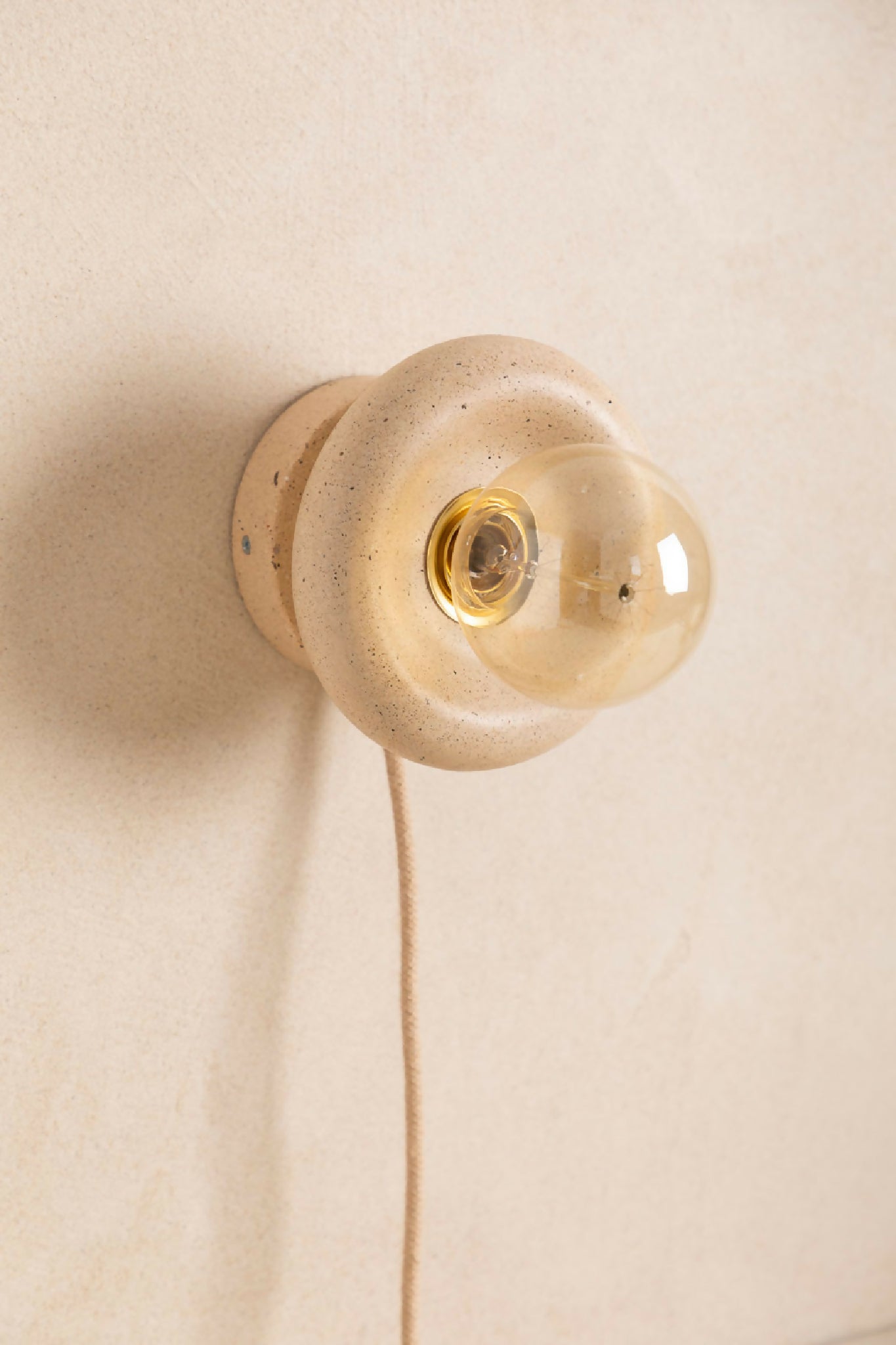 Luminaire en béton fait main, applique murale, lampe artisanale issue de l'artisanat français