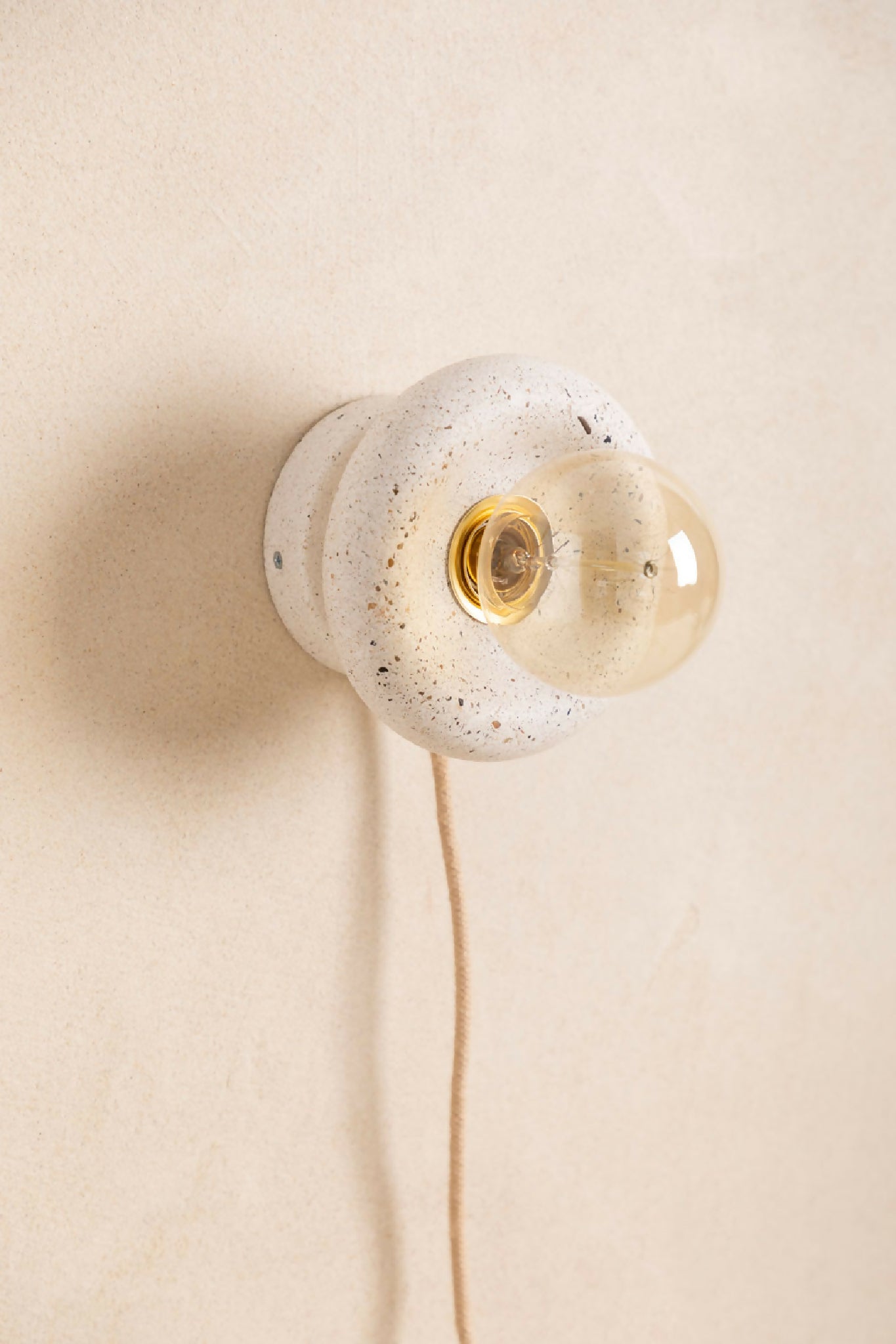 Luminaire en béton fait main, applique murale, lampe artisanale issue de l'artisanat français
