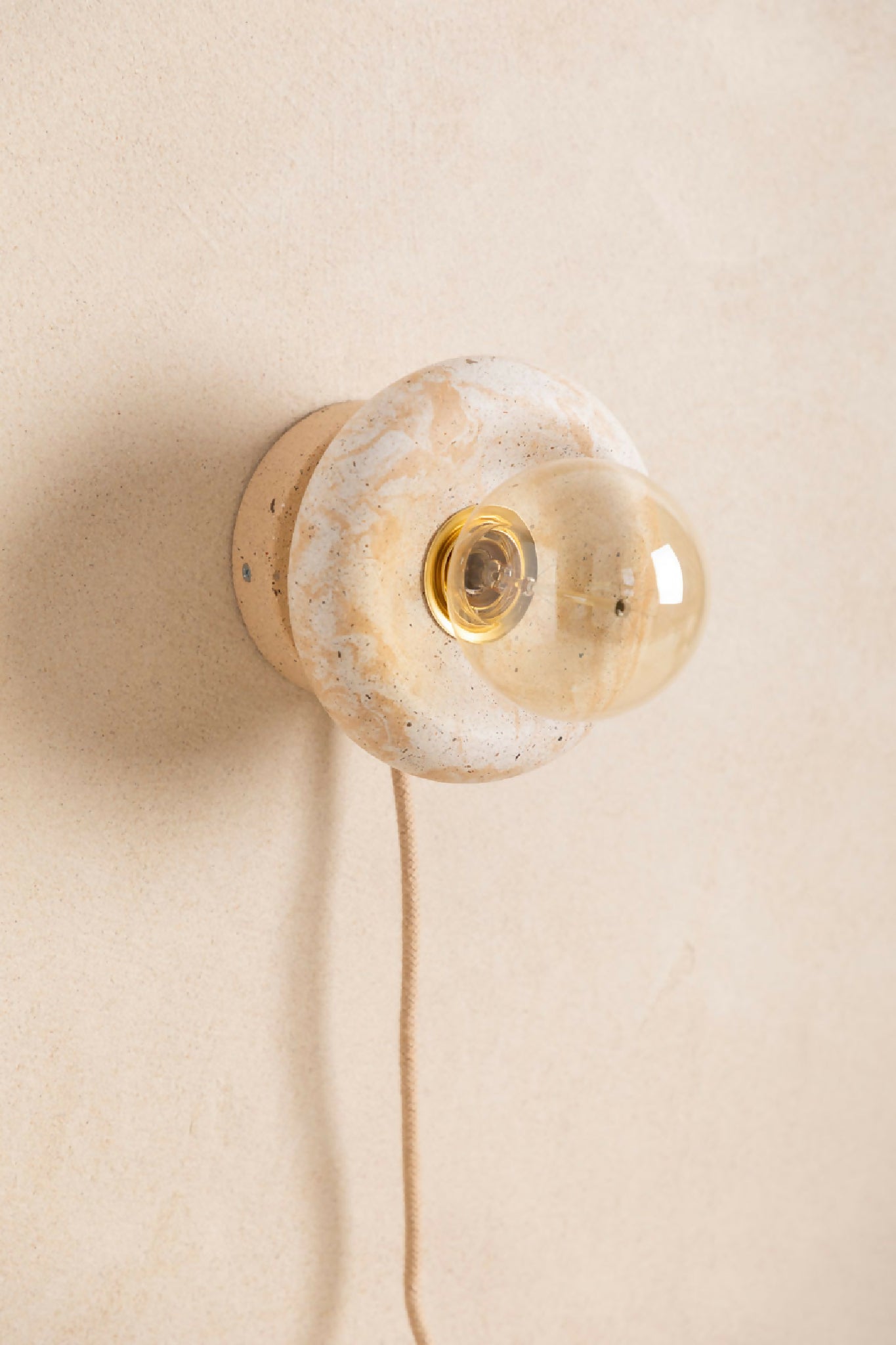 Luminaire en béton fait main, applique murale, lampe artisanale issue de l'artisanat français