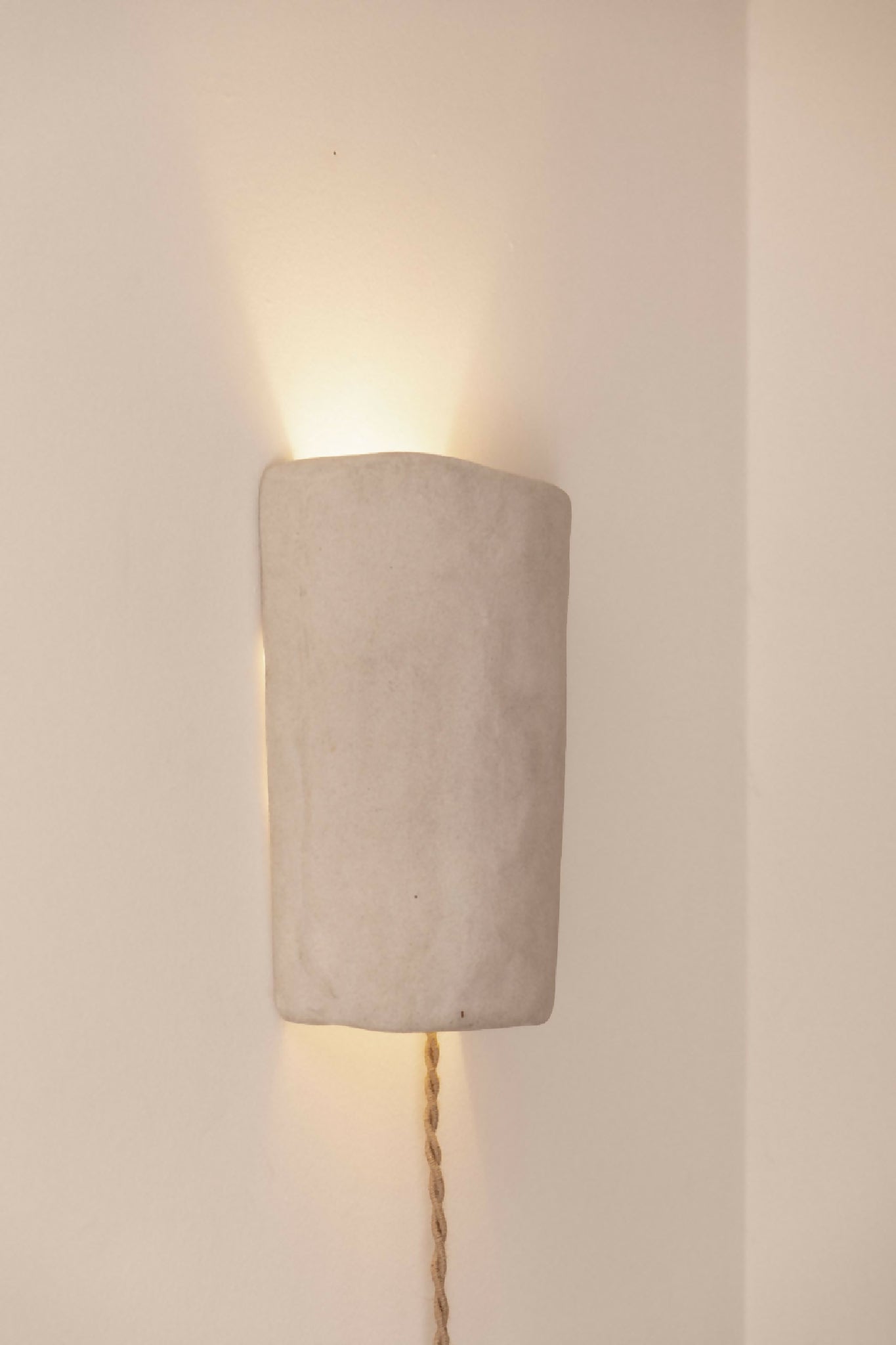 Luminaire en céramique fait main, applique murale, lampe artisanale issue de l'artisanat français