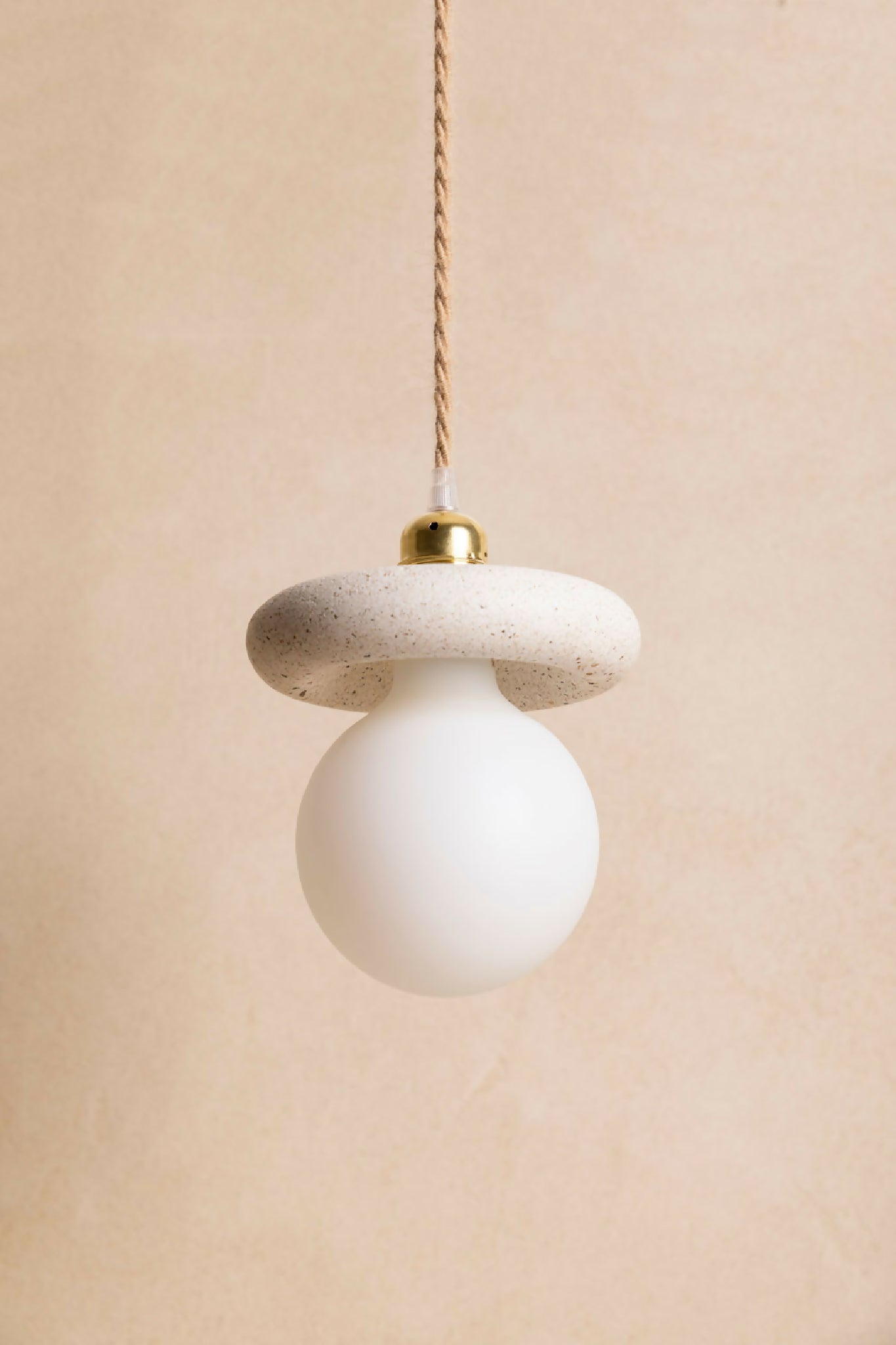 Luminaire en béton fait main, suspension, lampe artisanale issue de l'artisanat français