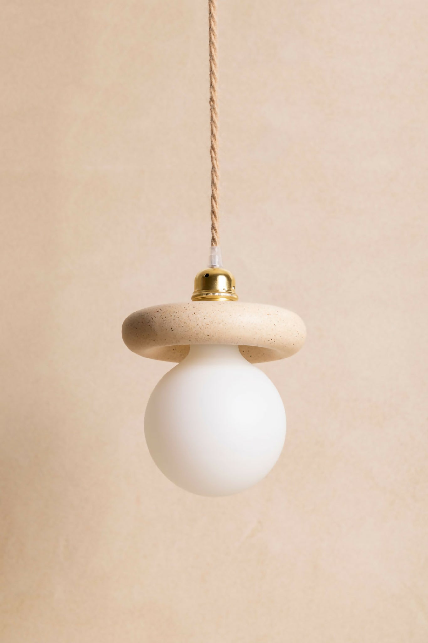 Luminaire en béton fait main, suspension, lampe artisanale issue de l'artisanat français