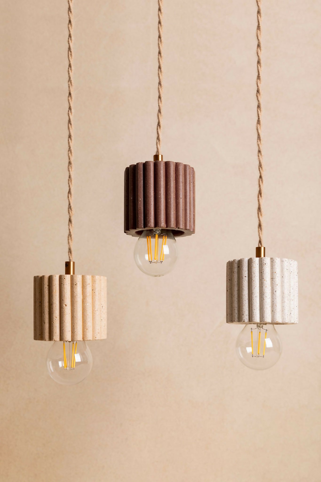 Luminaire en béton fait main, suspension, lampe artisanale issue de l'artisanat français