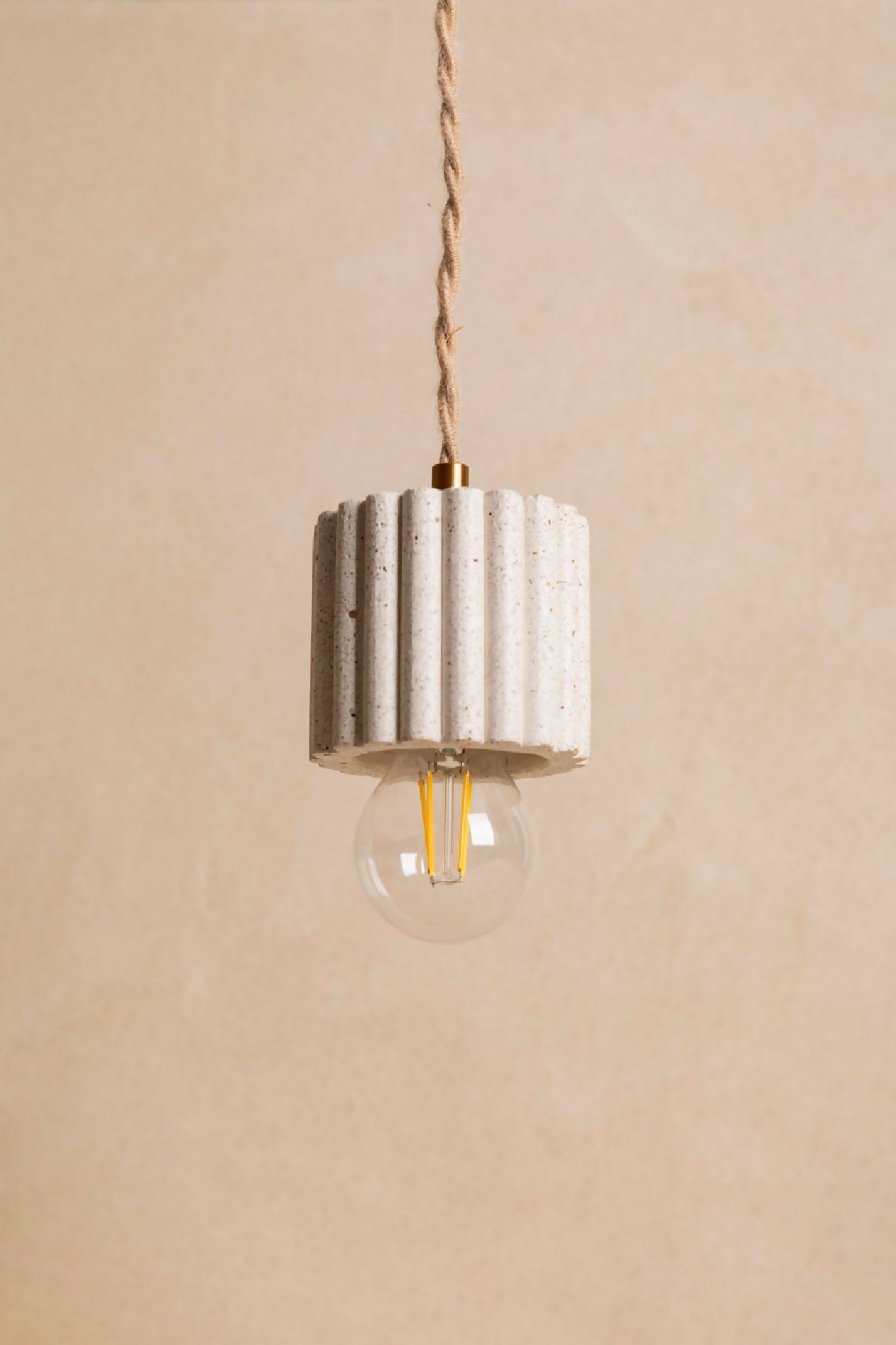 Luminaire en béton fait main, suspension, lampe artisanale issue de l'artisanat français