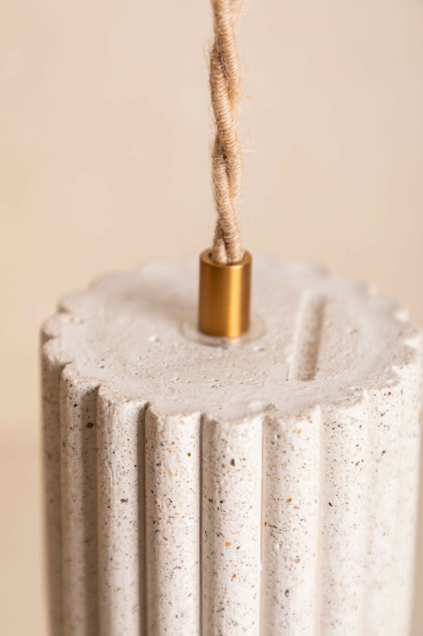 Luminaire en béton fait main, suspension, lampe artisanale issue de l'artisanat français