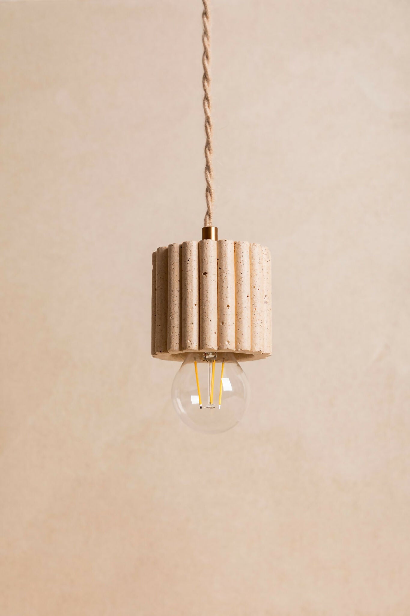 Luminaire en béton fait main, suspension, lampe artisanale issue de l'artisanat français