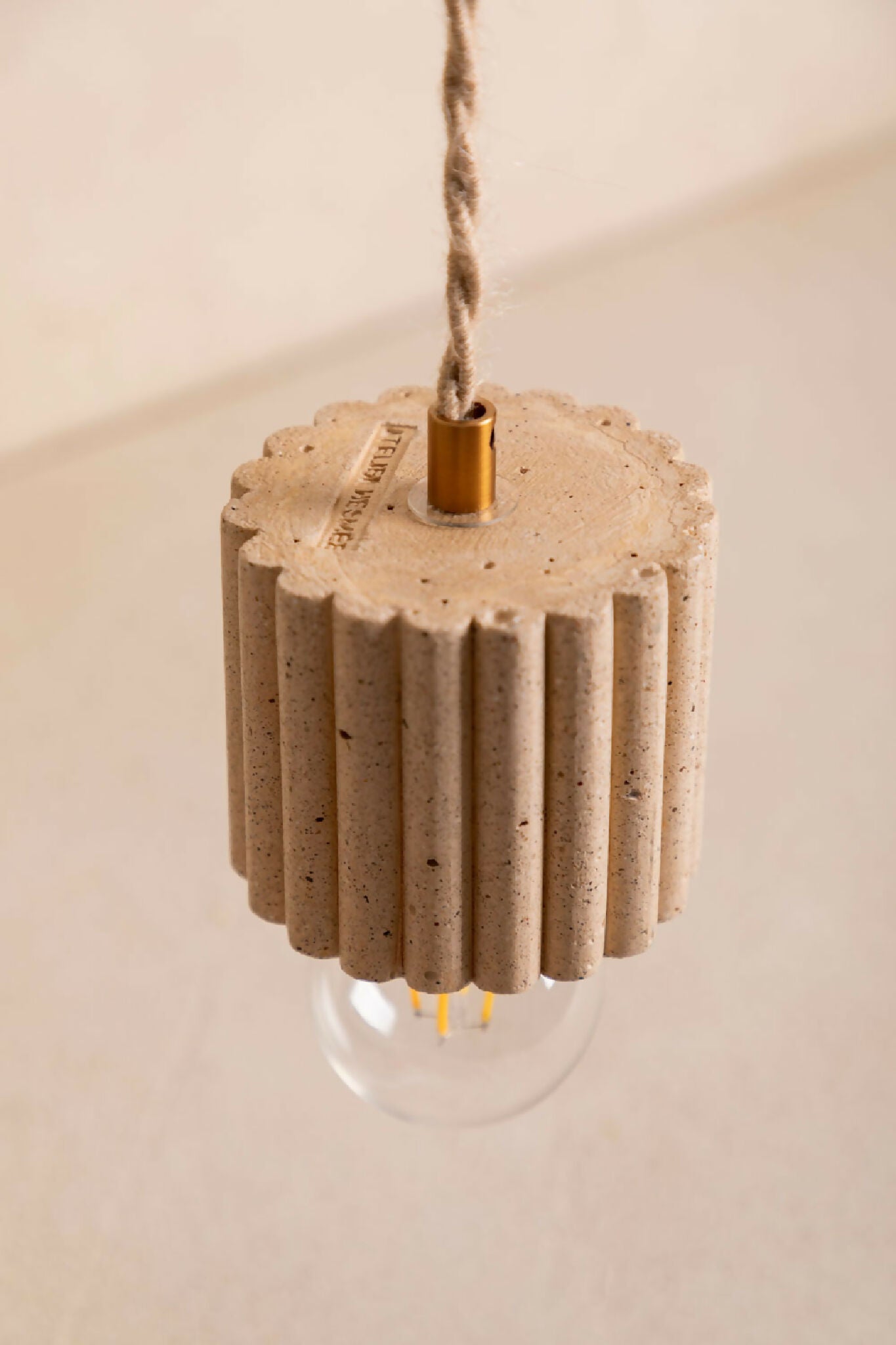 Luminaire en béton fait main, suspension, lampe artisanale issue de l'artisanat français