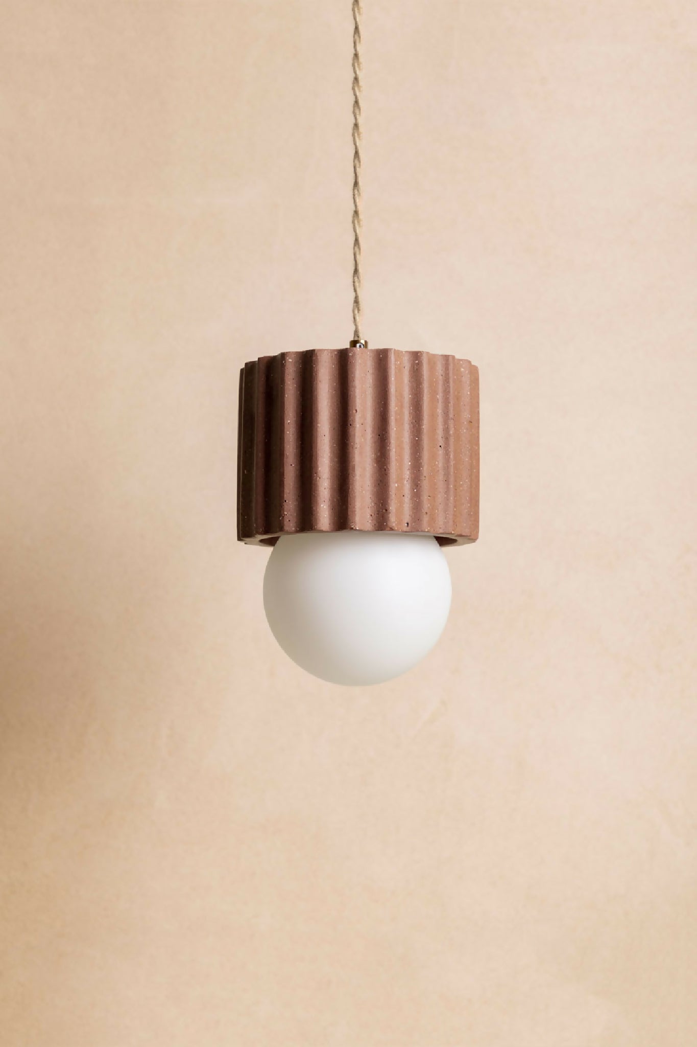 Luminaire en béton fait main, suspension, lampe artisanale issue de l'artisanat français