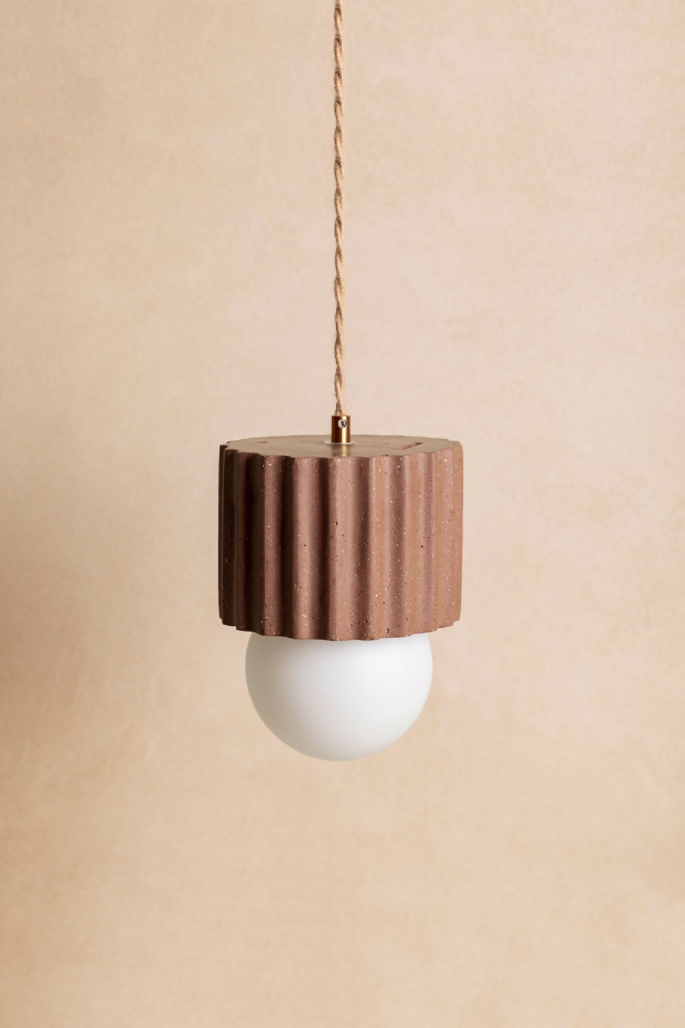 Luminaire en béton fait main, suspension, lampe artisanale issue de l'artisanat français