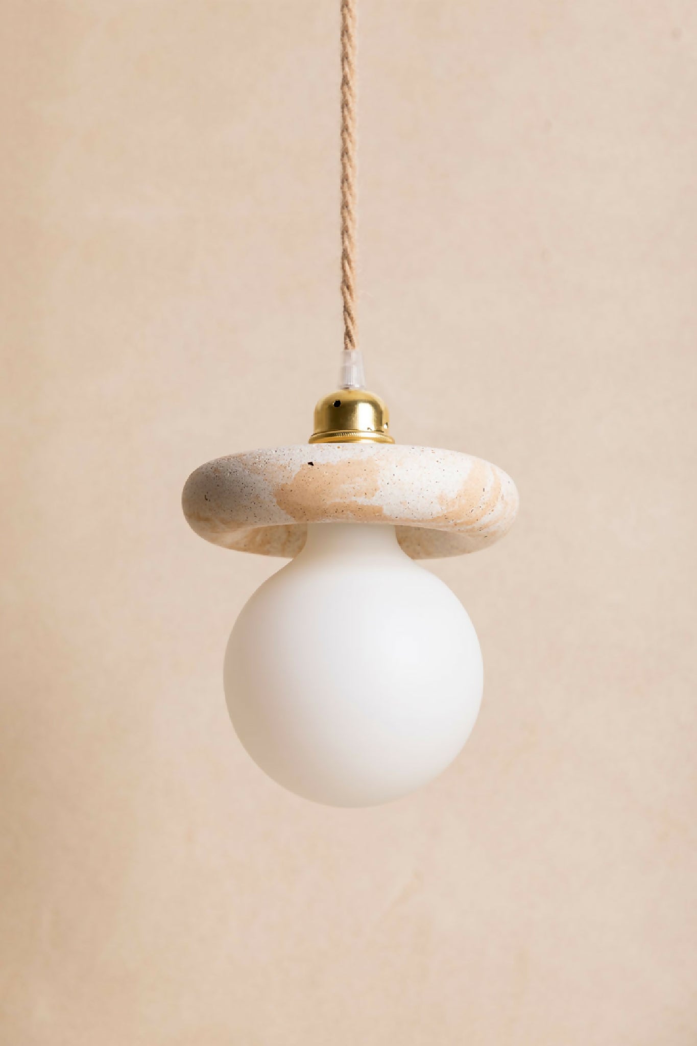 Luminaire en béton fait main, suspension, lampe artisanale issue de l'artisanat français