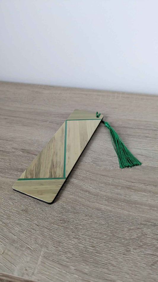 Marque-page en paille beige à bandes vertes, pompon vert sur ficelle