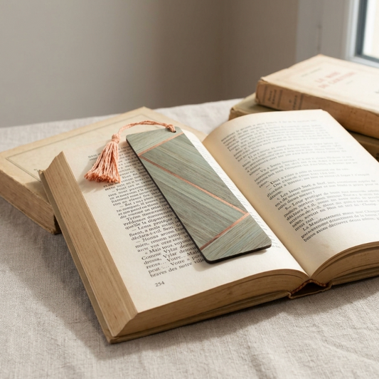 Marque-page rectangulaire en marqueterie de paille kaki et beige, avec pompon cuivré