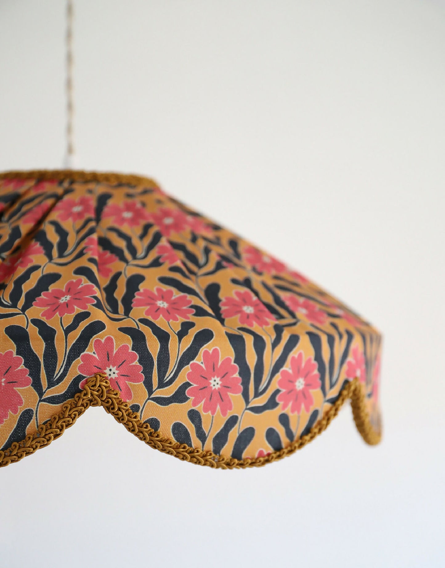 Suspension "Cosette" en Tissu Floral Goa - Abat-jour Festonné Style Vintage Made in France