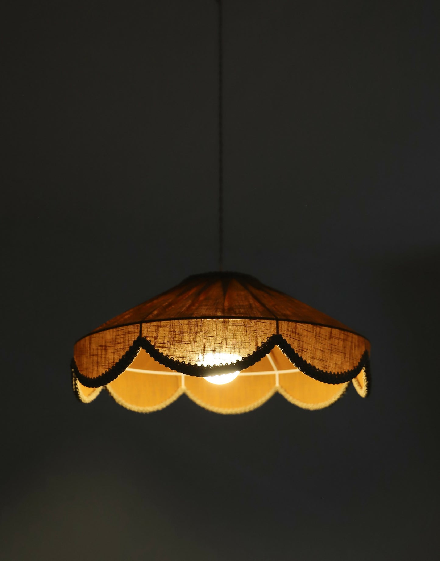 Suspension forme florale unie Cosette "caramel "
