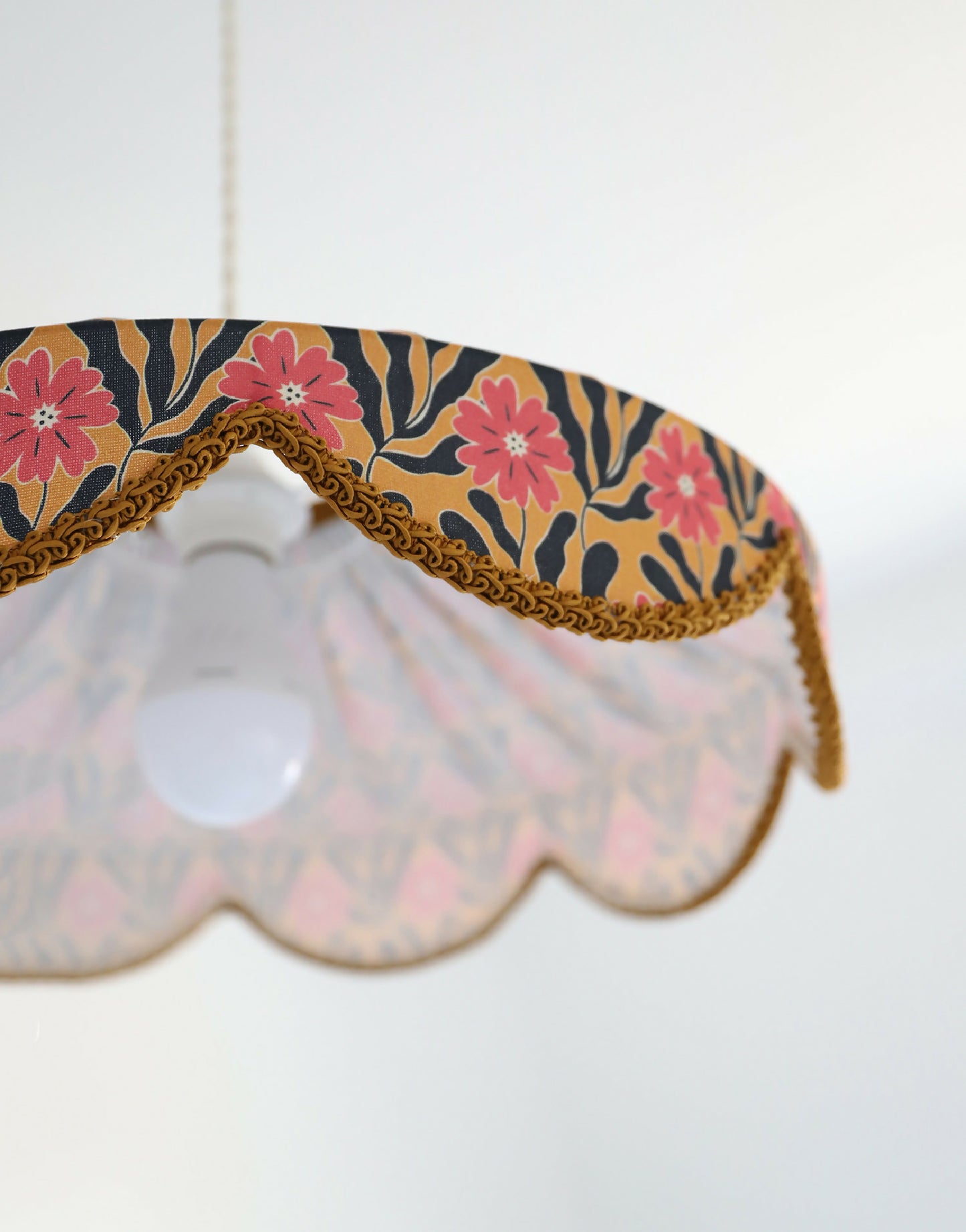 Suspension "Cosette" en Tissu Floral Goa - Abat-jour Festonné Style Vintage Made in France