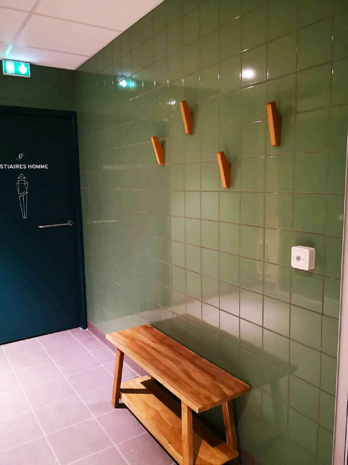 Patères porte-manteaux en bois sur mur, ensemble de plusieurs crochets avec banc
