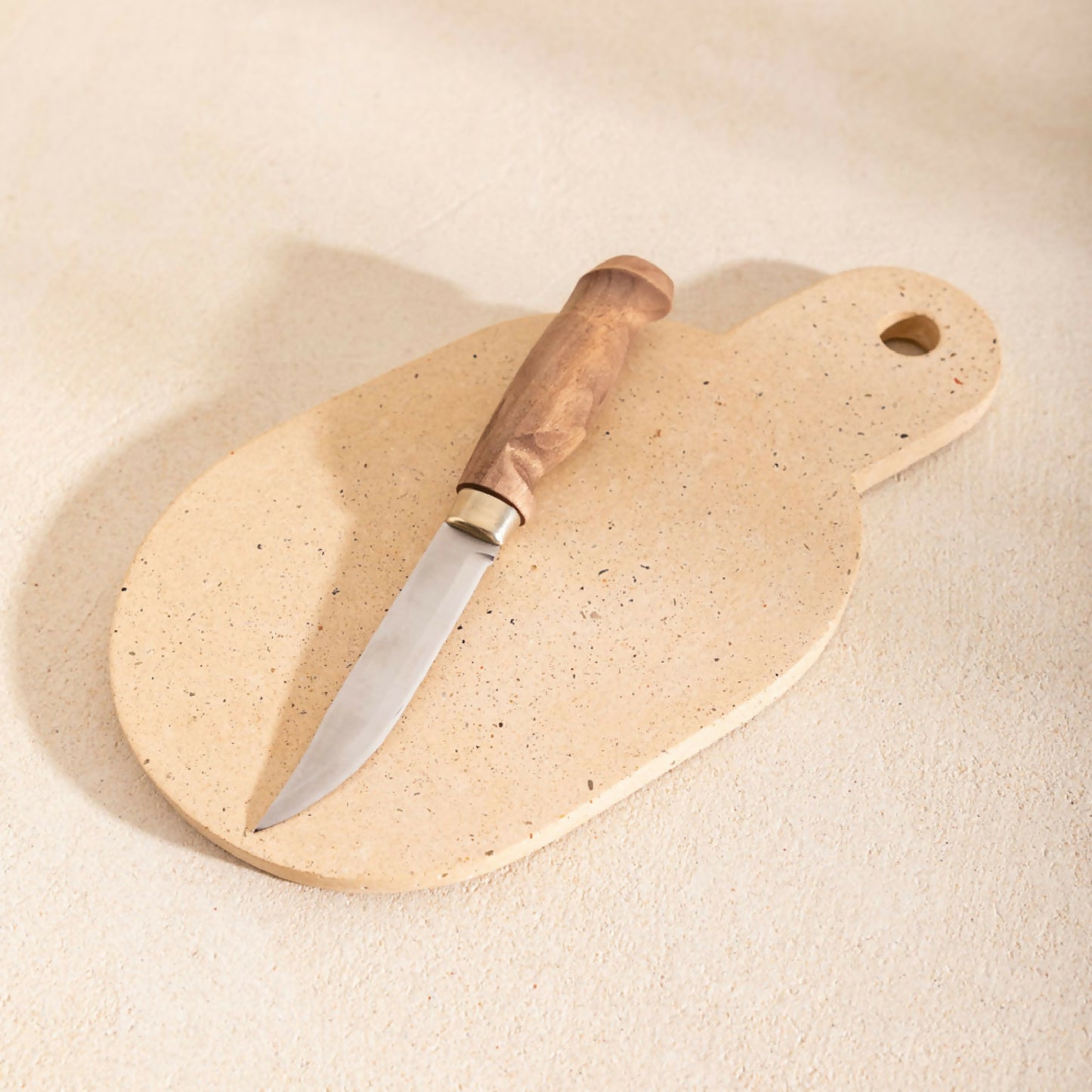 Planche à découper en béton, fait-main, issue de l'artisanat français