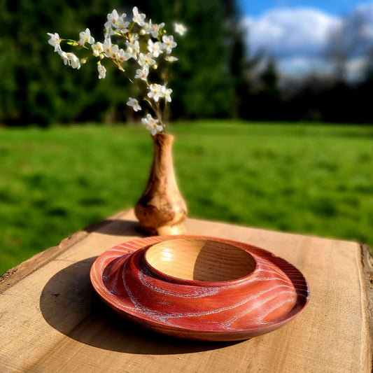 Coupe à fruits en bois ronde, motifs concentriques orange et bordeaux, bord moulé.