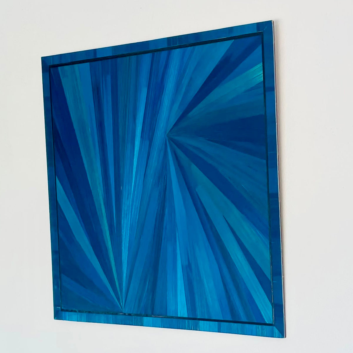 Rayonnement Azur — Tableau en marqueterie de paille 30 × 30 cm