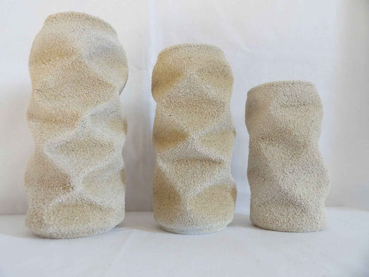 Ensemble de sculptures abstraites texturées beige sable, trois formes