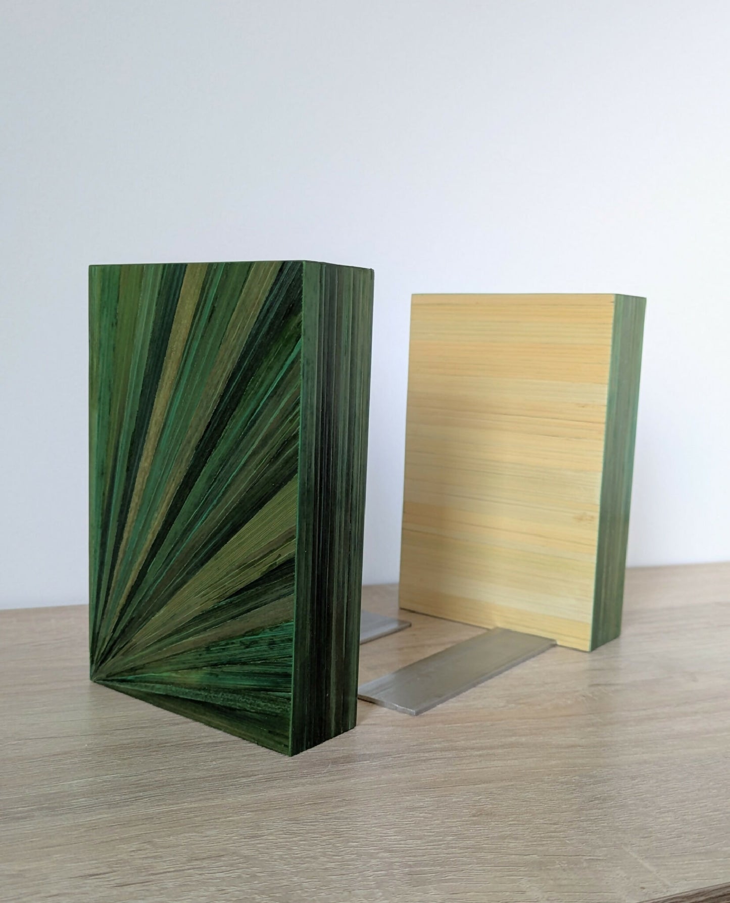 Paire de serre-livres en bois, marqueterie paille verte et claire, vue trois-quarts