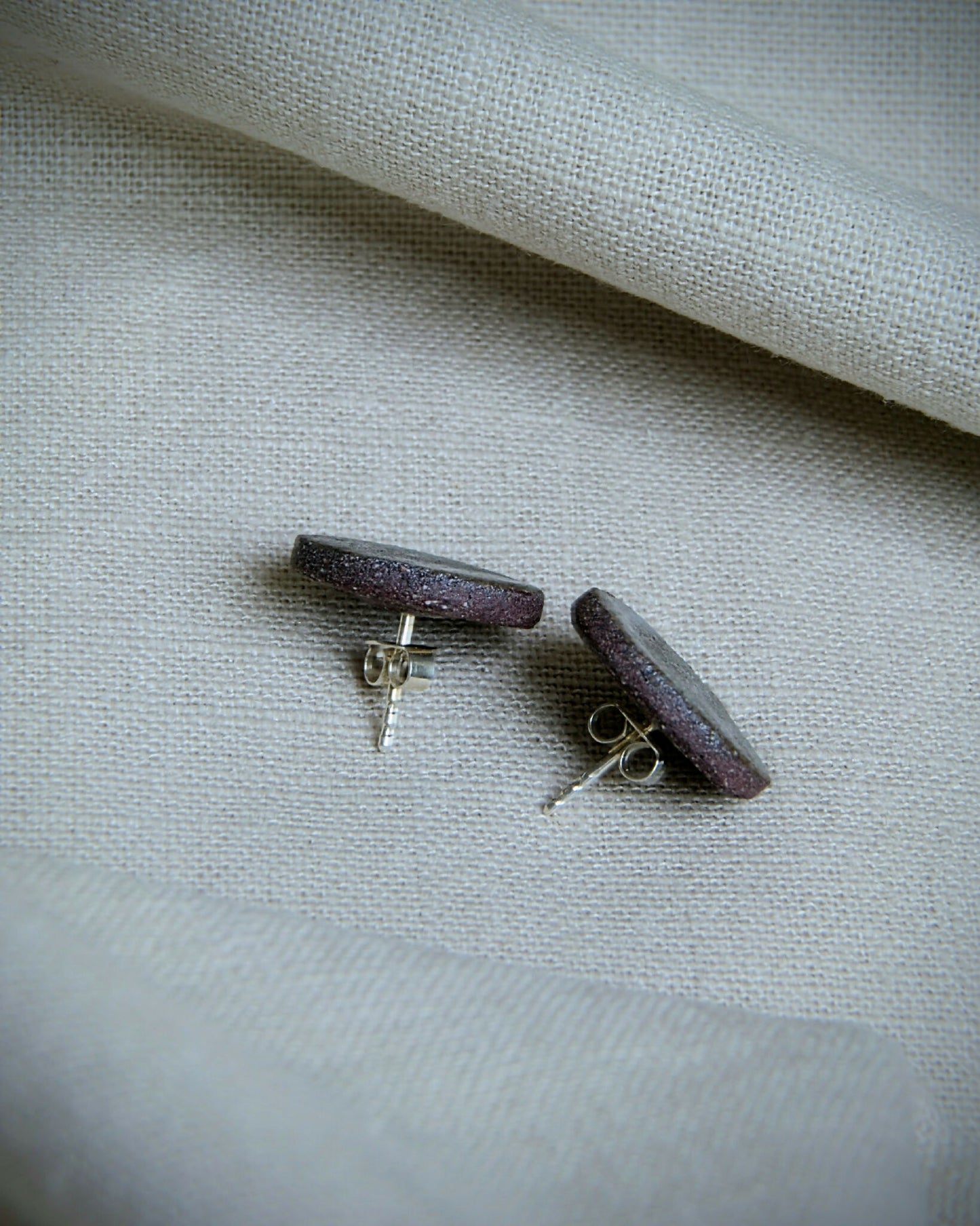 Boucles d’oreilles puces “Lina” en argile sauvage et argent 925