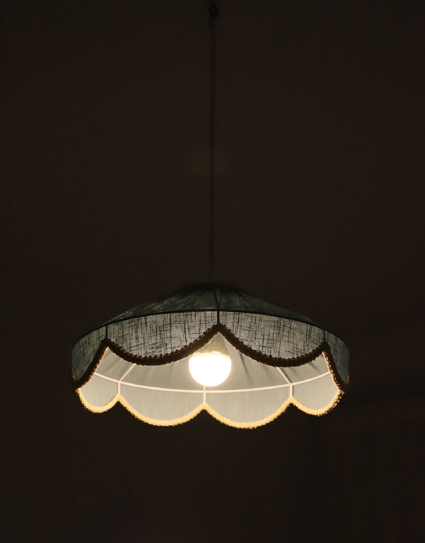 Suspension forme florale unie Cosette "mineral bleu"