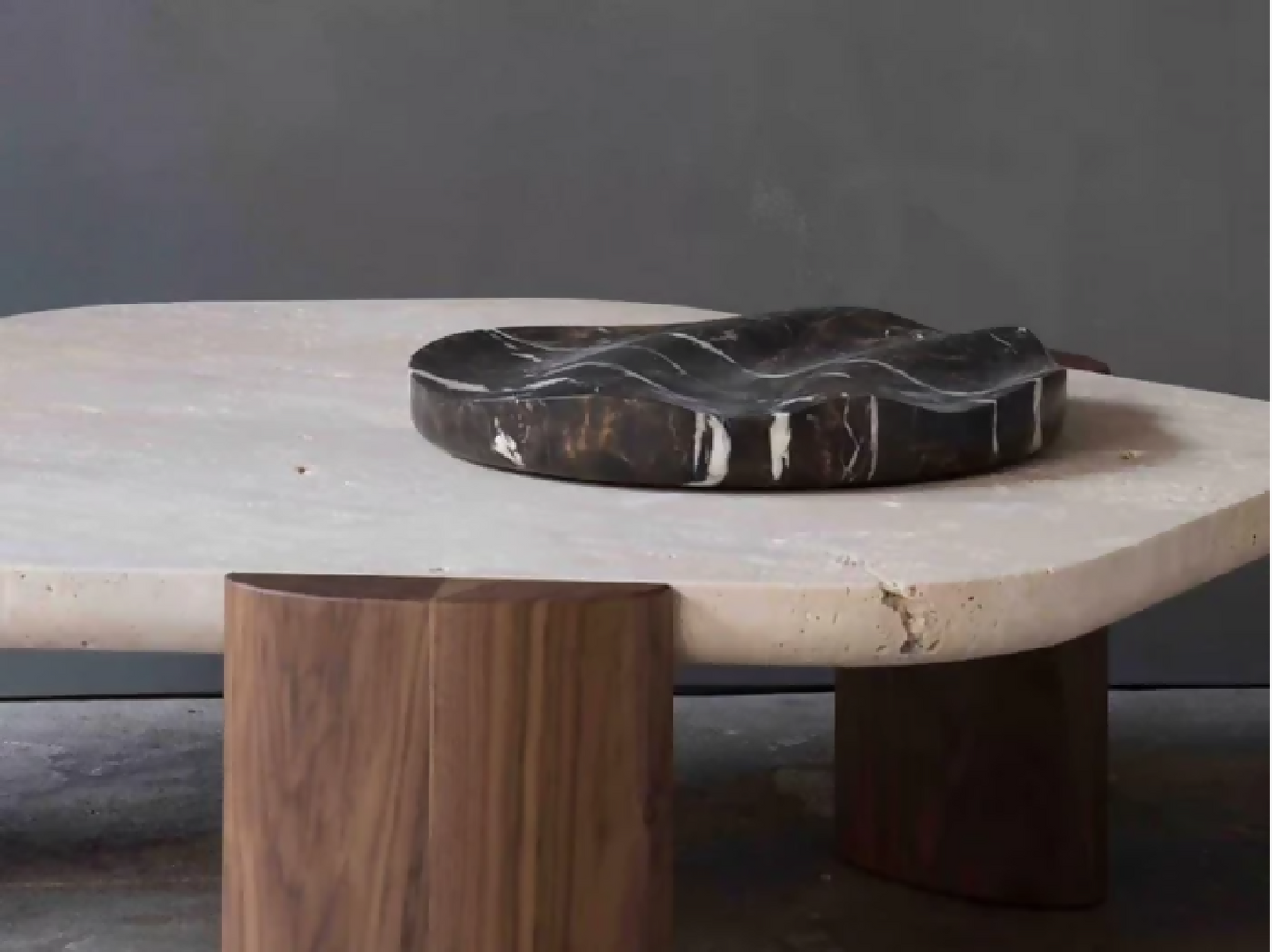 Table_travertin_asymetrique_pieds_en_bois_de_noyer_brut
