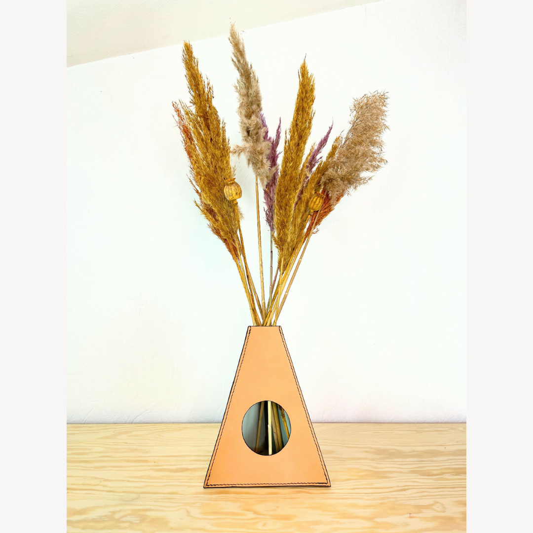 vase en cuir fait-main artisanat français, tannage végétal