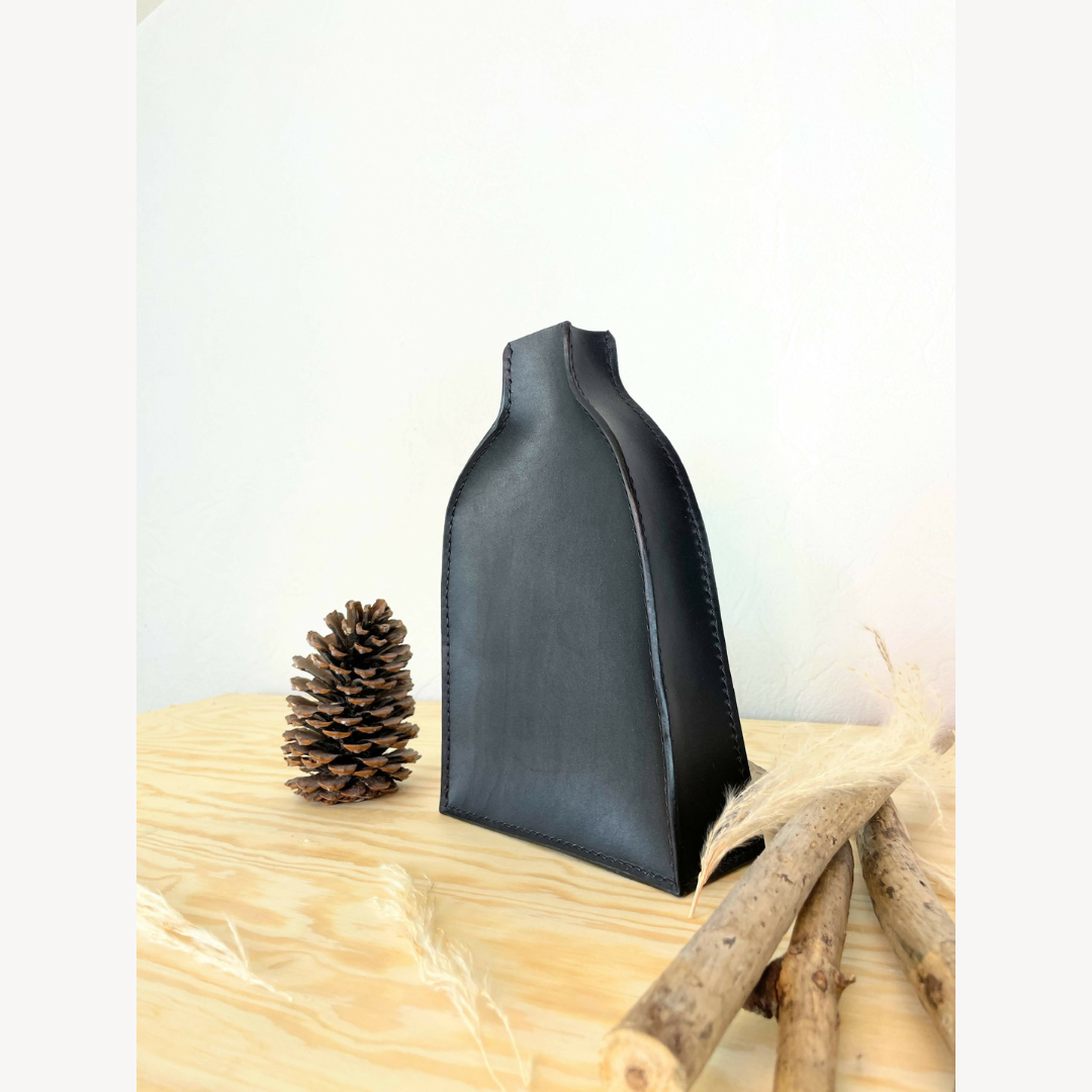 vase en cuir fait-main artisanat français, tannage végétal