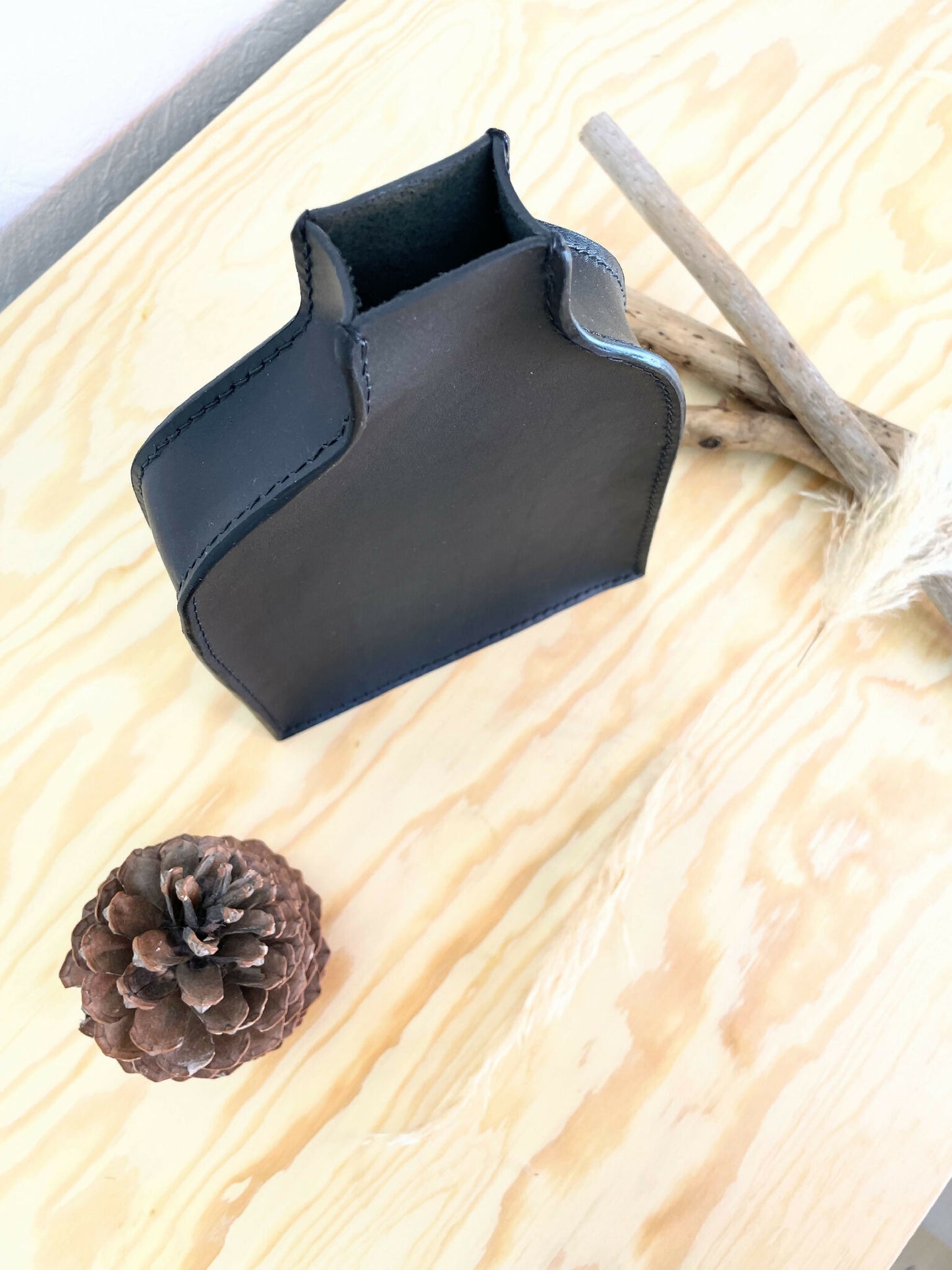 vase en cuir fait-main artisanat français, tannage végétal