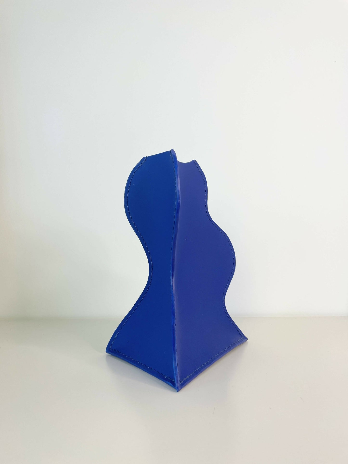 vase en cuir fait-main artisanat français, tannage végétal