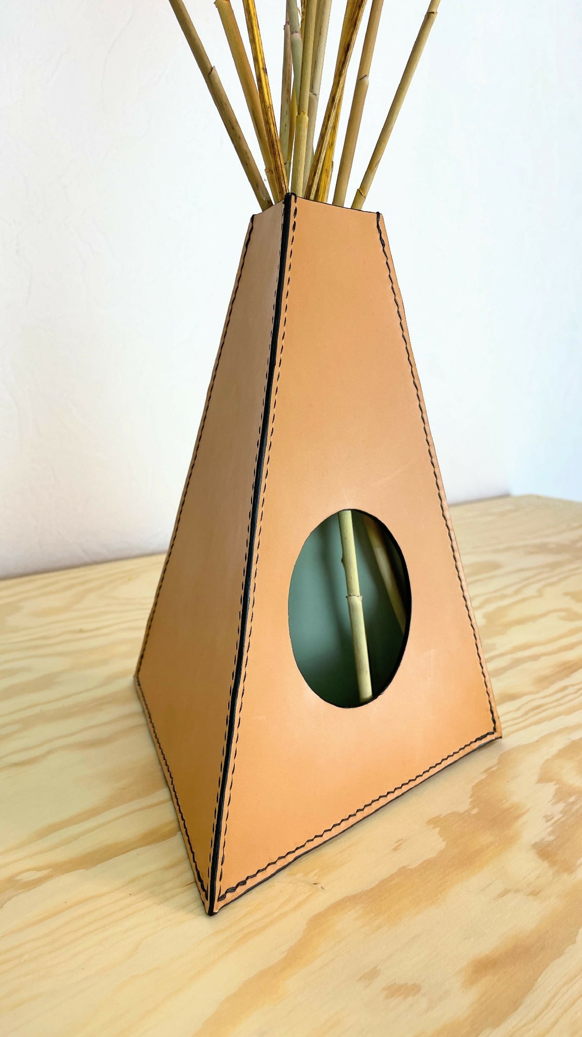 vase en cuir fait-main artisanat français, tannage végétal