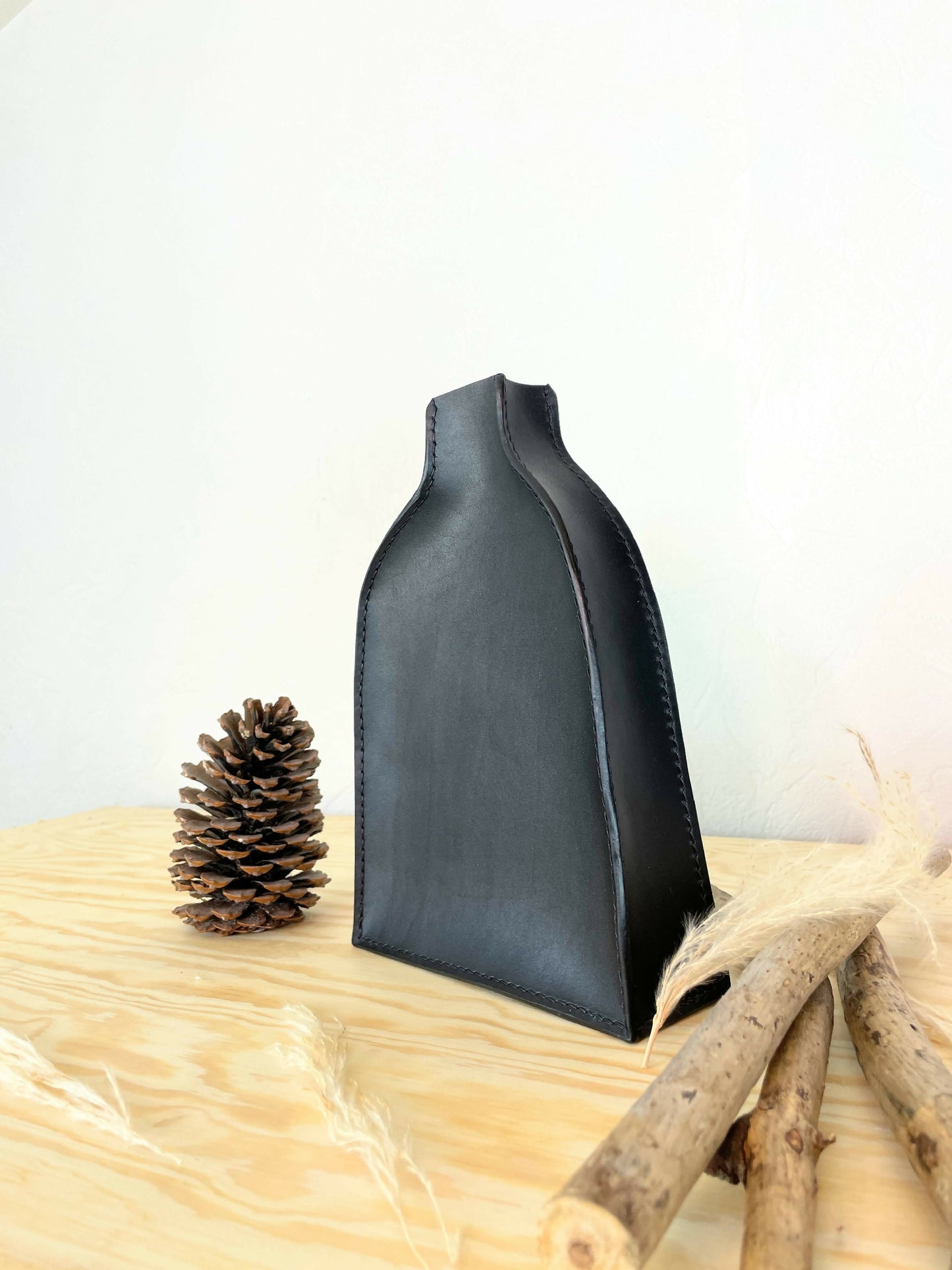 vase en cuir fait-main artisanat français, tannage végétal