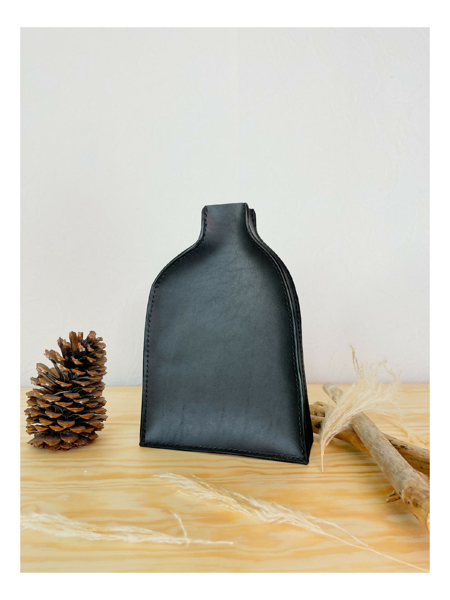 vase en cuir fait-main artisanat français, tannage végétal